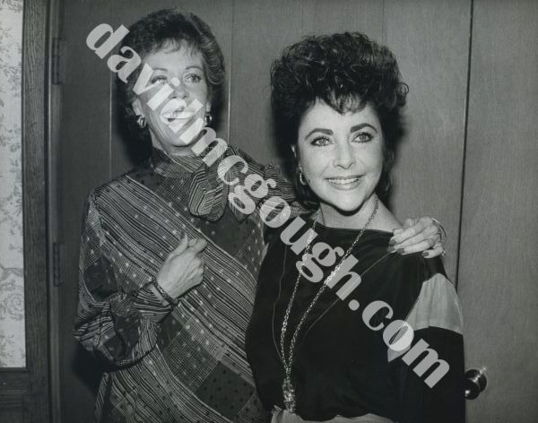Carol Burnett and Elizabeth Taylor 1983, LA.jpg